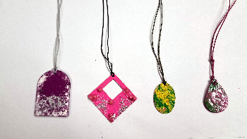 Smaltované prívesky 2025